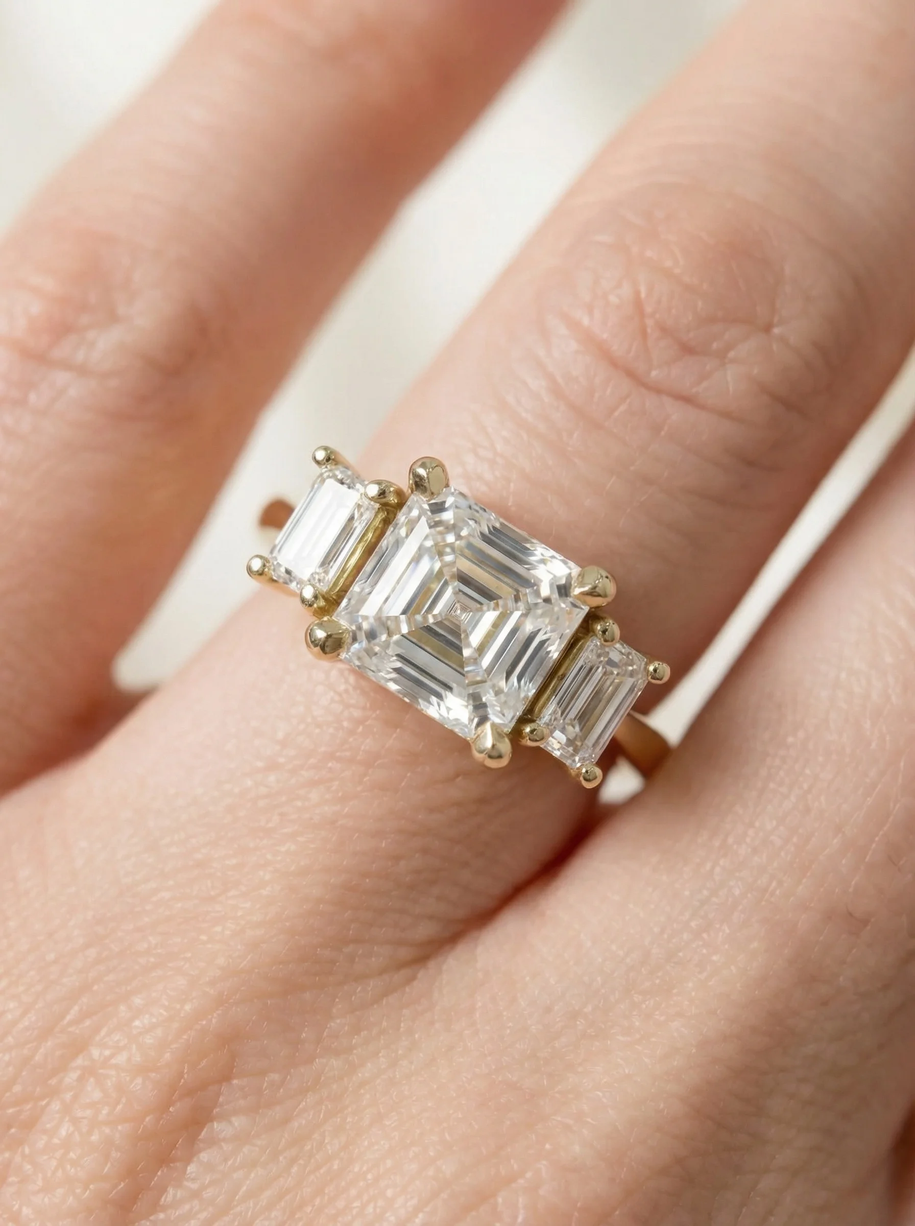 Solitario de Compromiso Vega, Diamante Asscher y Esmeralda4 Solitario de Compromiso Vega, Diamante Asscher y Esmeralda4