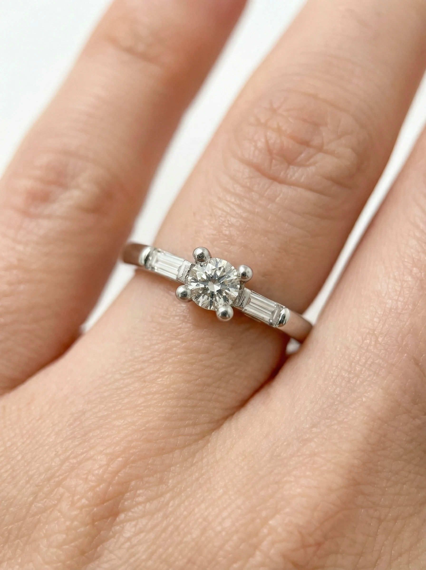 Solitario de Compromiso Alkes, Brillante y Baguette , Diamantes Naturales3 Solitario de Compromiso Alkes, Brillante y Baguette , Diamantes Naturales3