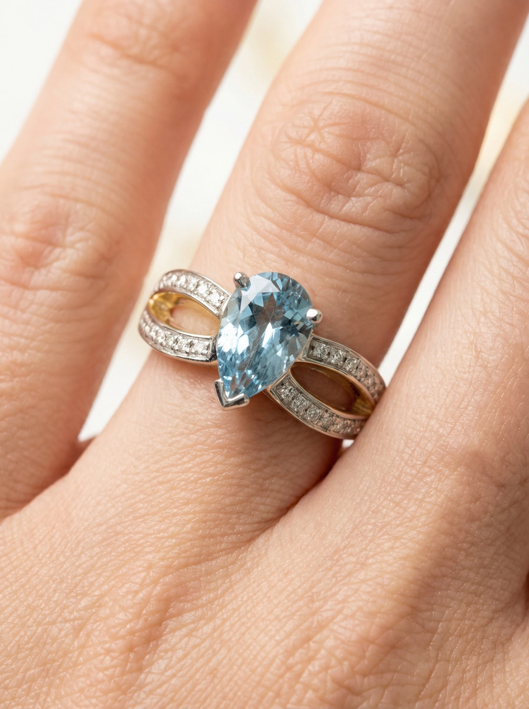 Solitario de Compromiso Alya, Pera Azul, Diamantes Creados.4 Solitario de Compromiso Alya, Pera Azul, Diamantes Creados.4