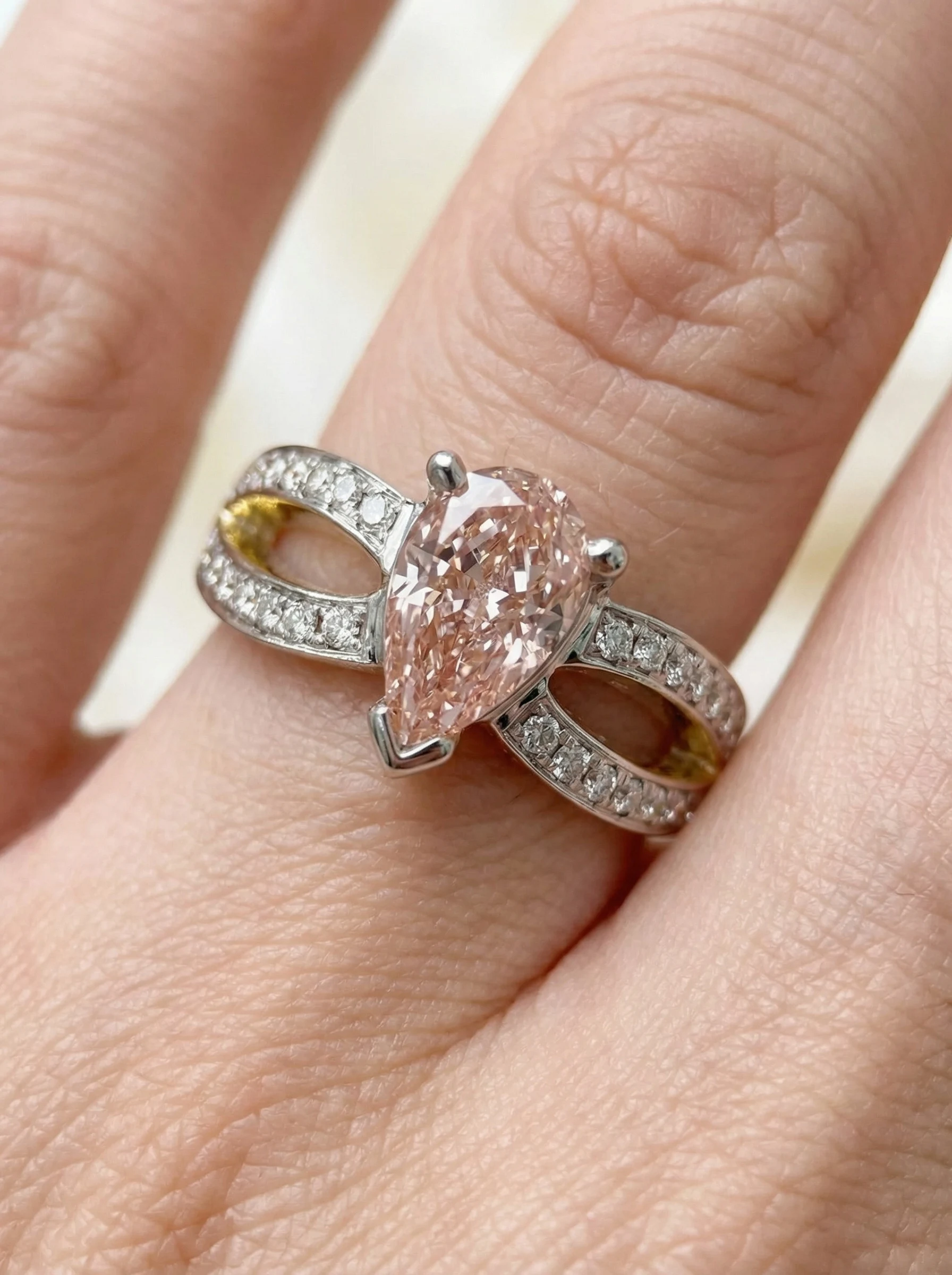 Solitario de Compromiso Alya, Pera Rosa, Diamantes Creados.4 Solitario de Compromiso Alya, Pera Rosa, Diamantes Creados.4