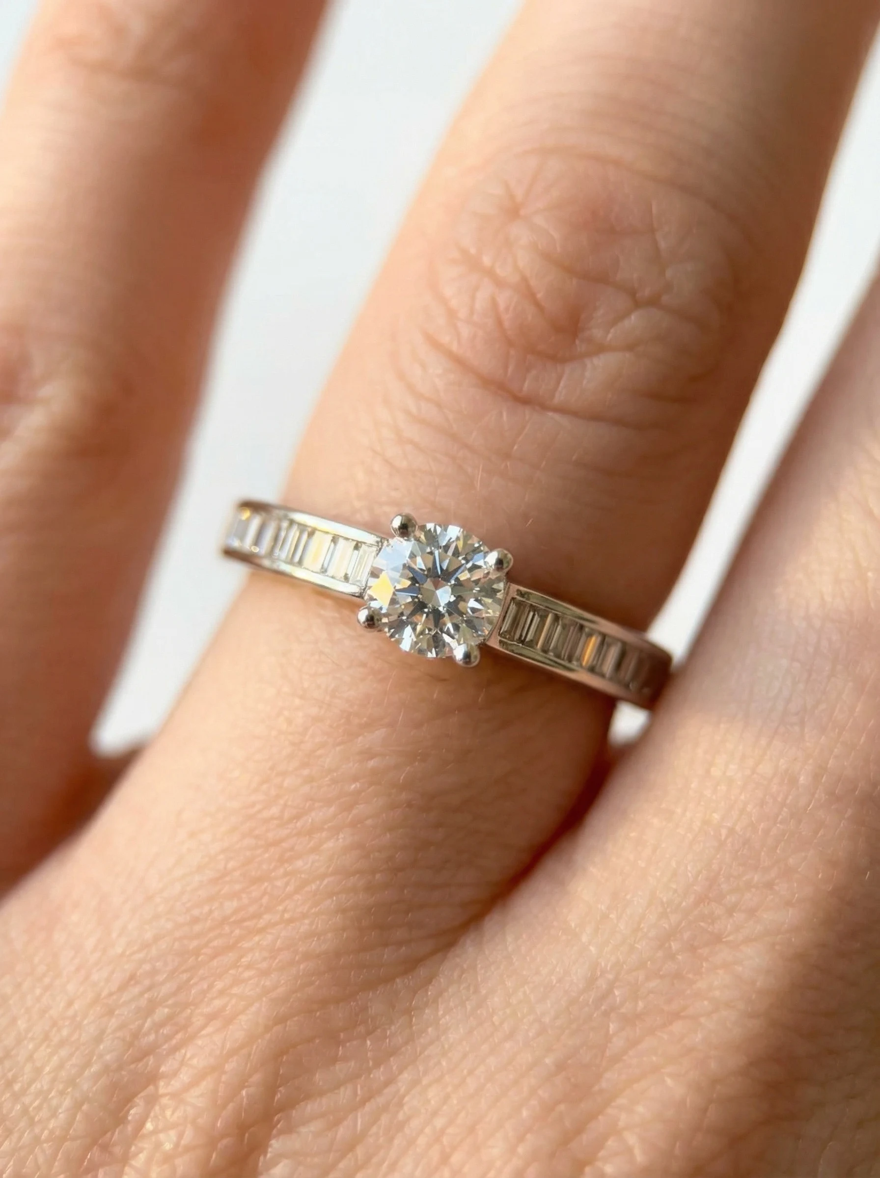 Solitario de Compromiso Aura, Brillante y Baguette, Diamante Natural.1 Solitario de Compromiso Aura, Brillante y Baguette, Diamante Natural.1
