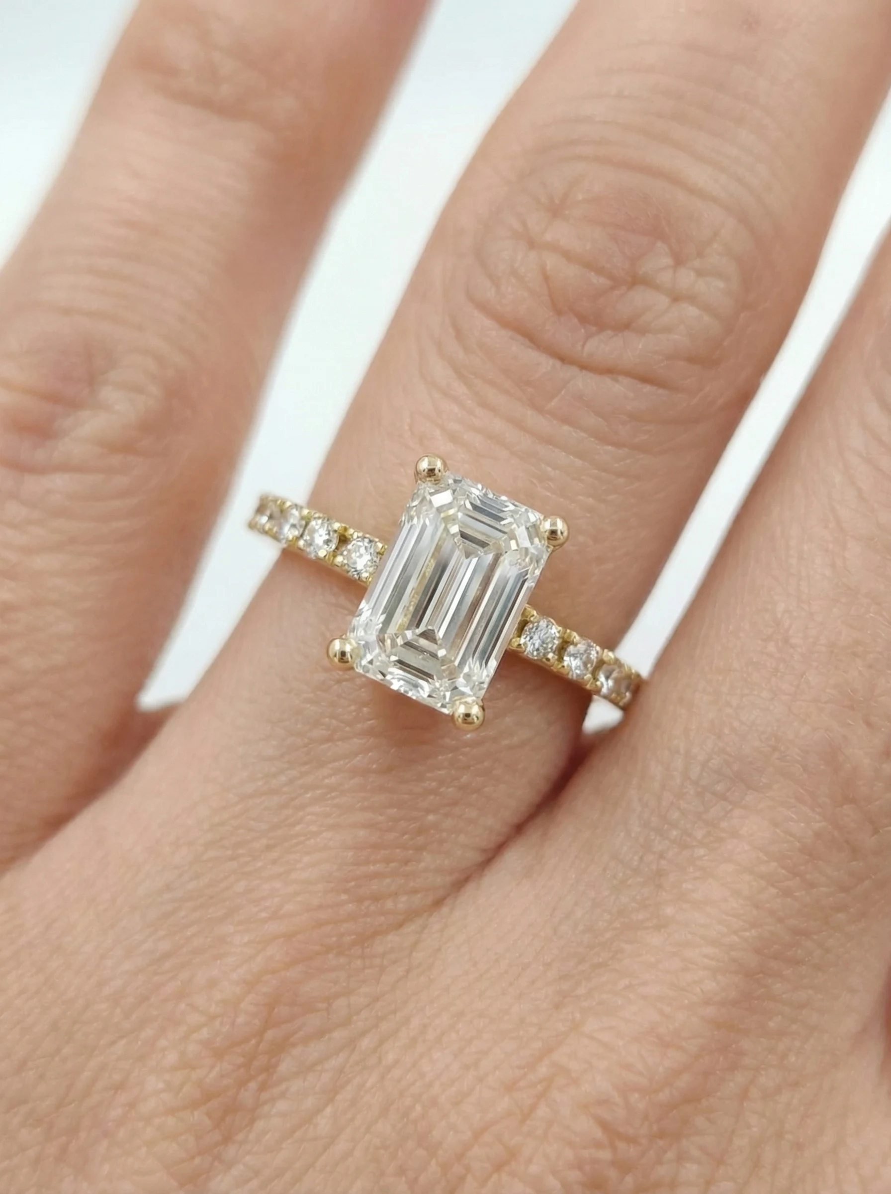 Solitario de Compromiso Hadar, Esmeralda y Brillantes, Diamantes Creados.4 Solitario de Compromiso Hadar, Esmeralda y Brillantes, Diamantes Creados.4