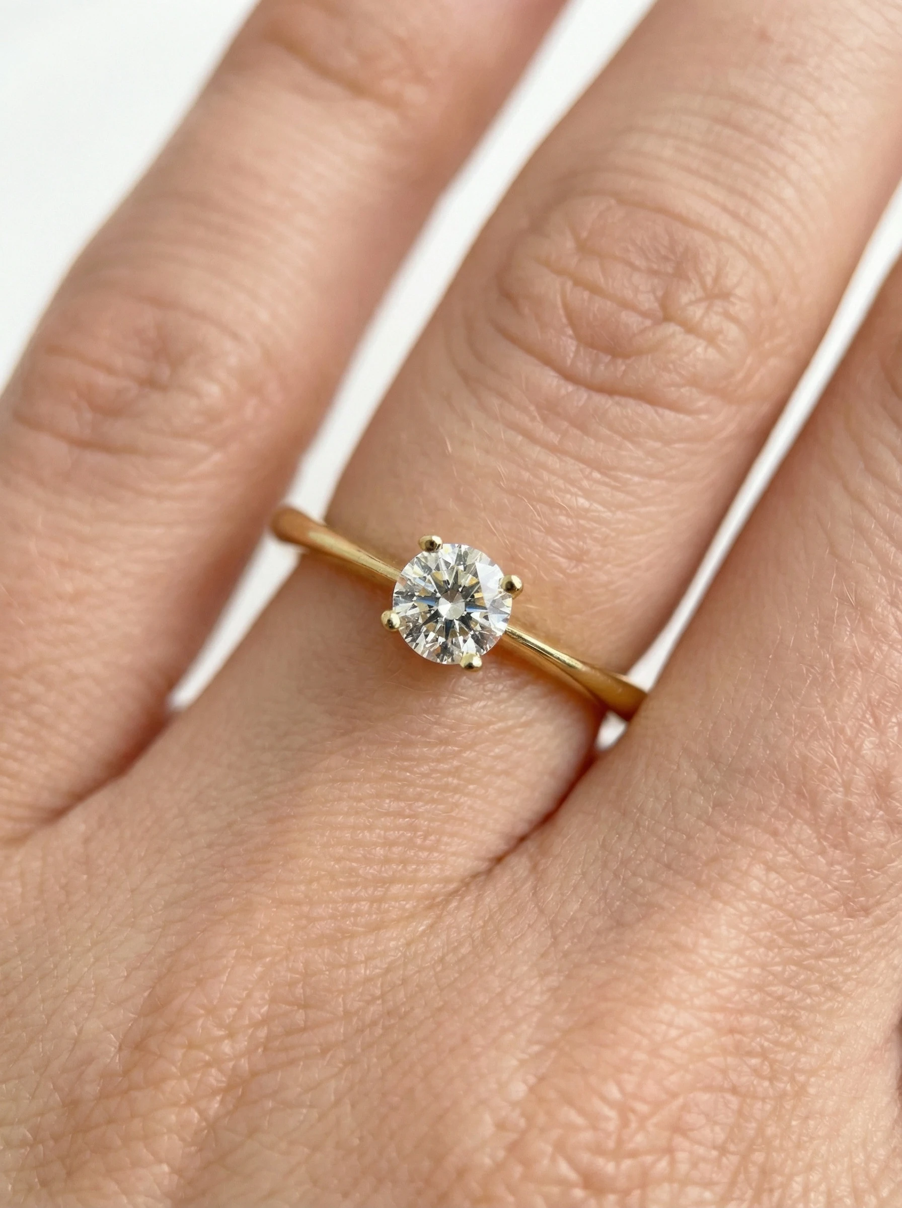 Solitario de Compromiso Okul “Cuatro garras 0.18 ct.” oro Amarillo, Diamante Creado.3 Solitario de Compromiso Okul “Cuatro garras 0.18 ct.” oro Amarillo, Diamante Creado.3