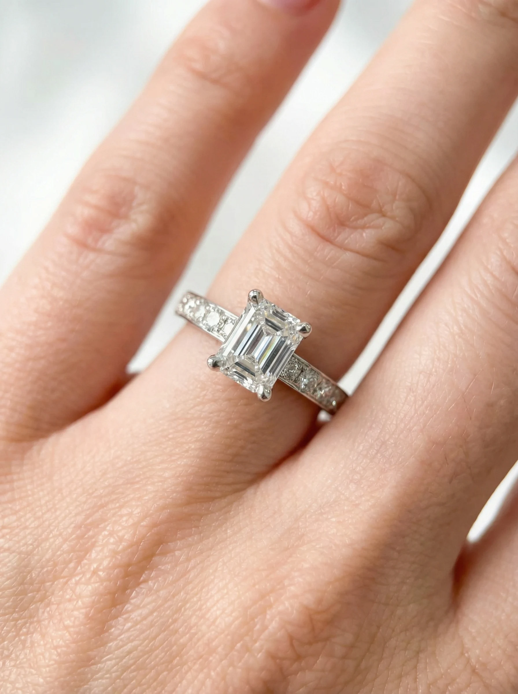 Solitario de Compromiso Tislit, Esmeralda y Brillante oro blanco, Diamantes Creados.1 Solitario de Compromiso Tislit, Esmeralda y Brillante oro blanco, Diamantes Creados.1