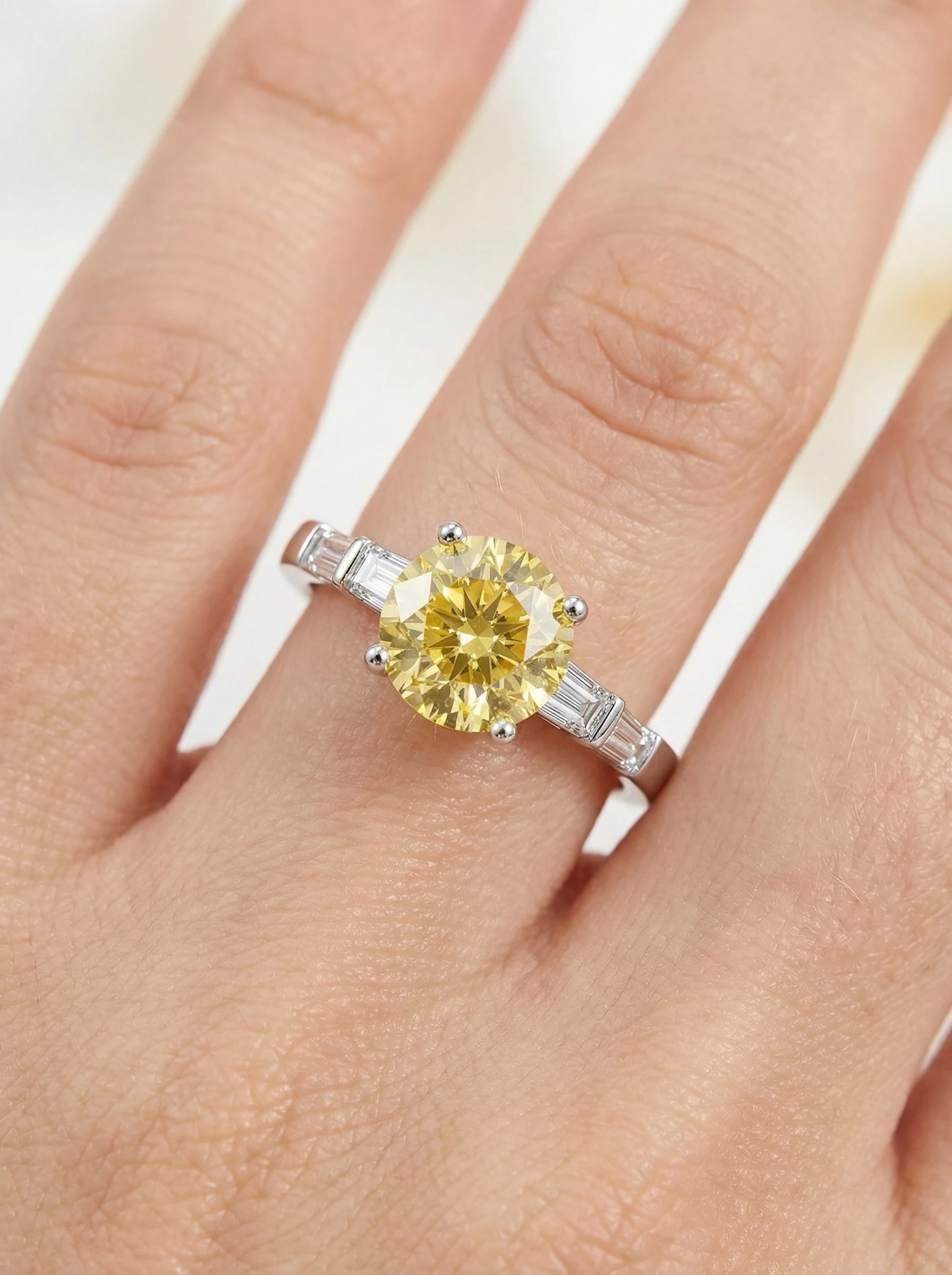 Sortija de Compromiso “ZYREX” Brillante Amarillo, Diamantes Creados.1 Sortija de Compromiso “ZYREX” Brillante Amarillo, Diamantes Creados.1