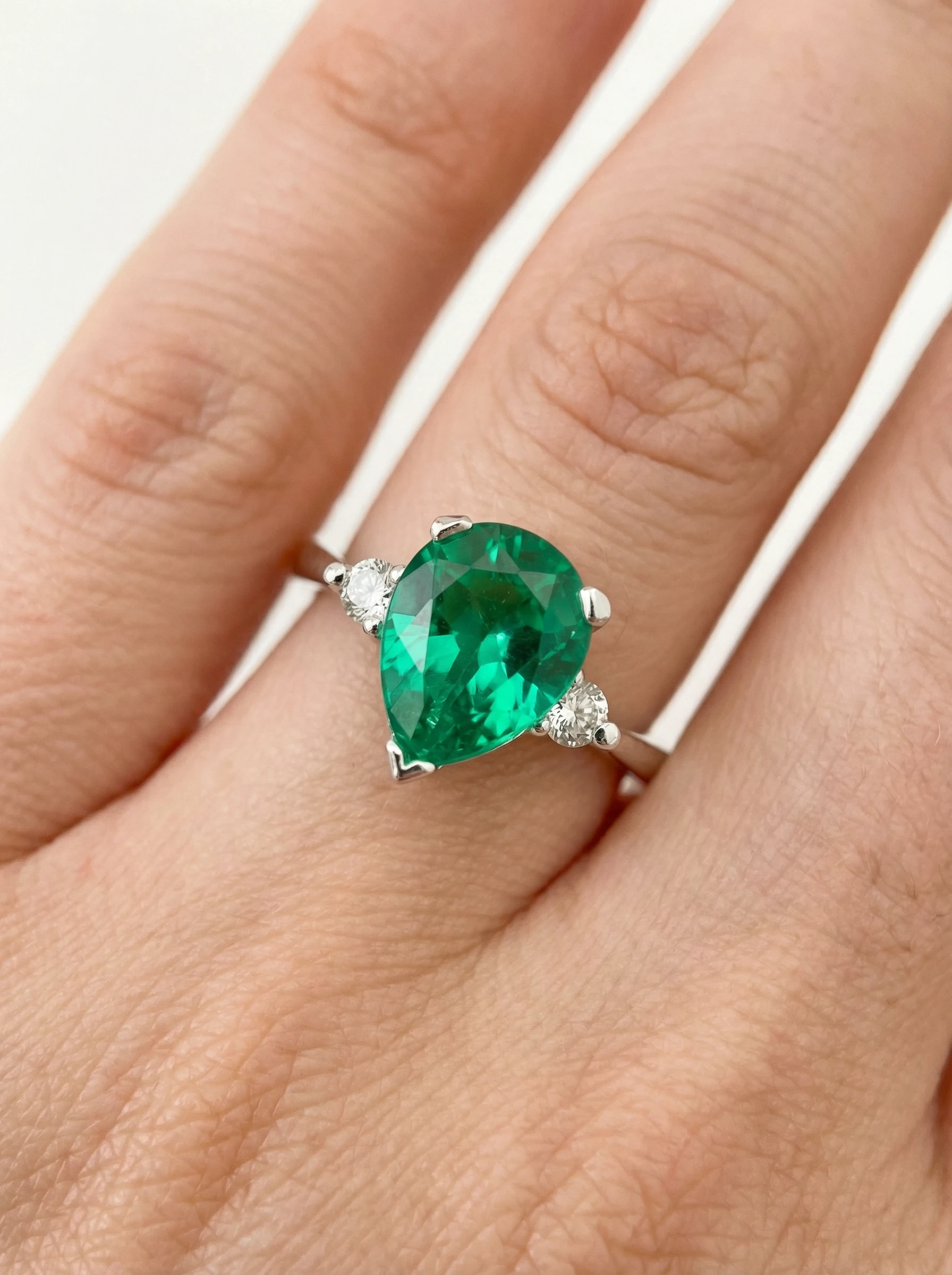 Sortija de Diamante y Esmeralda Pera “ELARA”. Diamantes Naturales.1 Sortija de Diamante y Esmeralda Pera “ELARA”. Diamantes Naturales.1