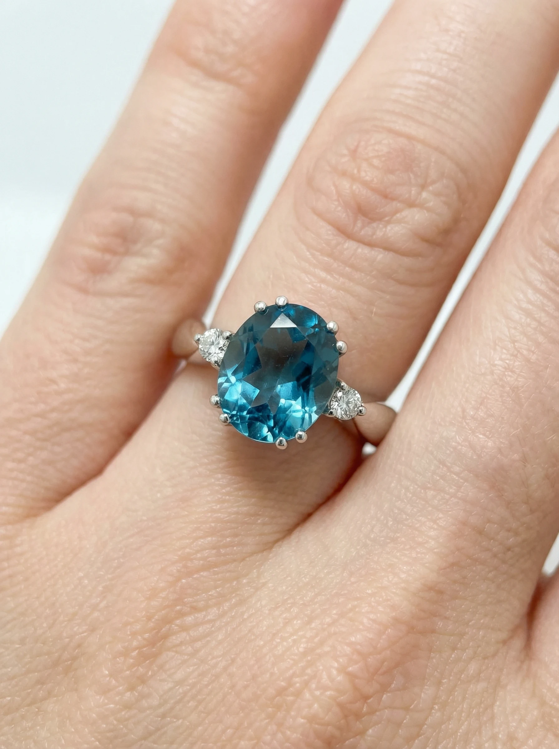 Sortija de Diamante y Oval “London Blue ”. Diamantes Naturales.1 Sortija de Diamante y Oval “London Blue ”. Diamantes Naturales.1