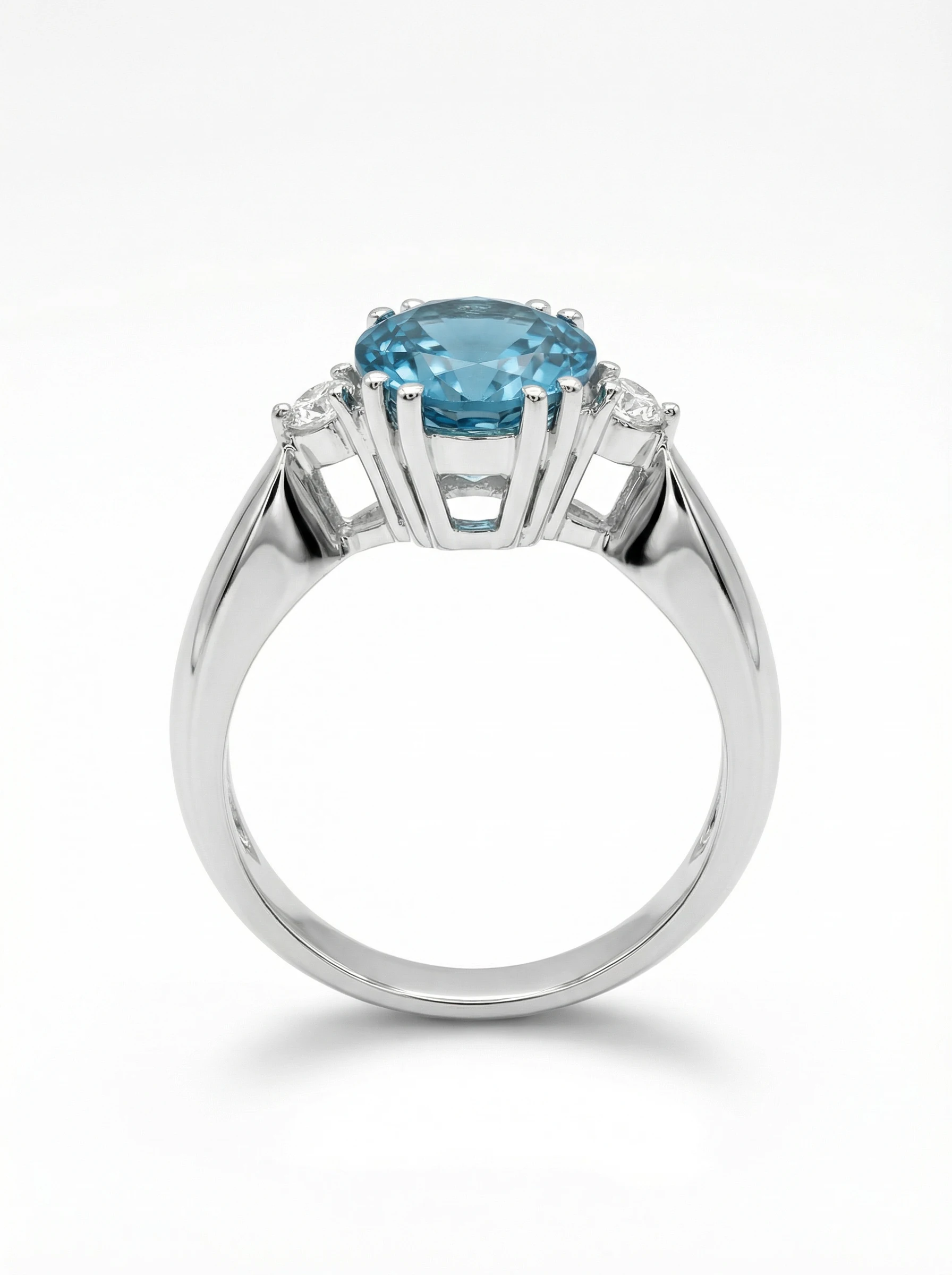 Sortija de Diamante y Oval “London Blue ”. Diamantes Naturales.3 Sortija de Diamante y Oval “London Blue ”. Diamantes Naturales.3