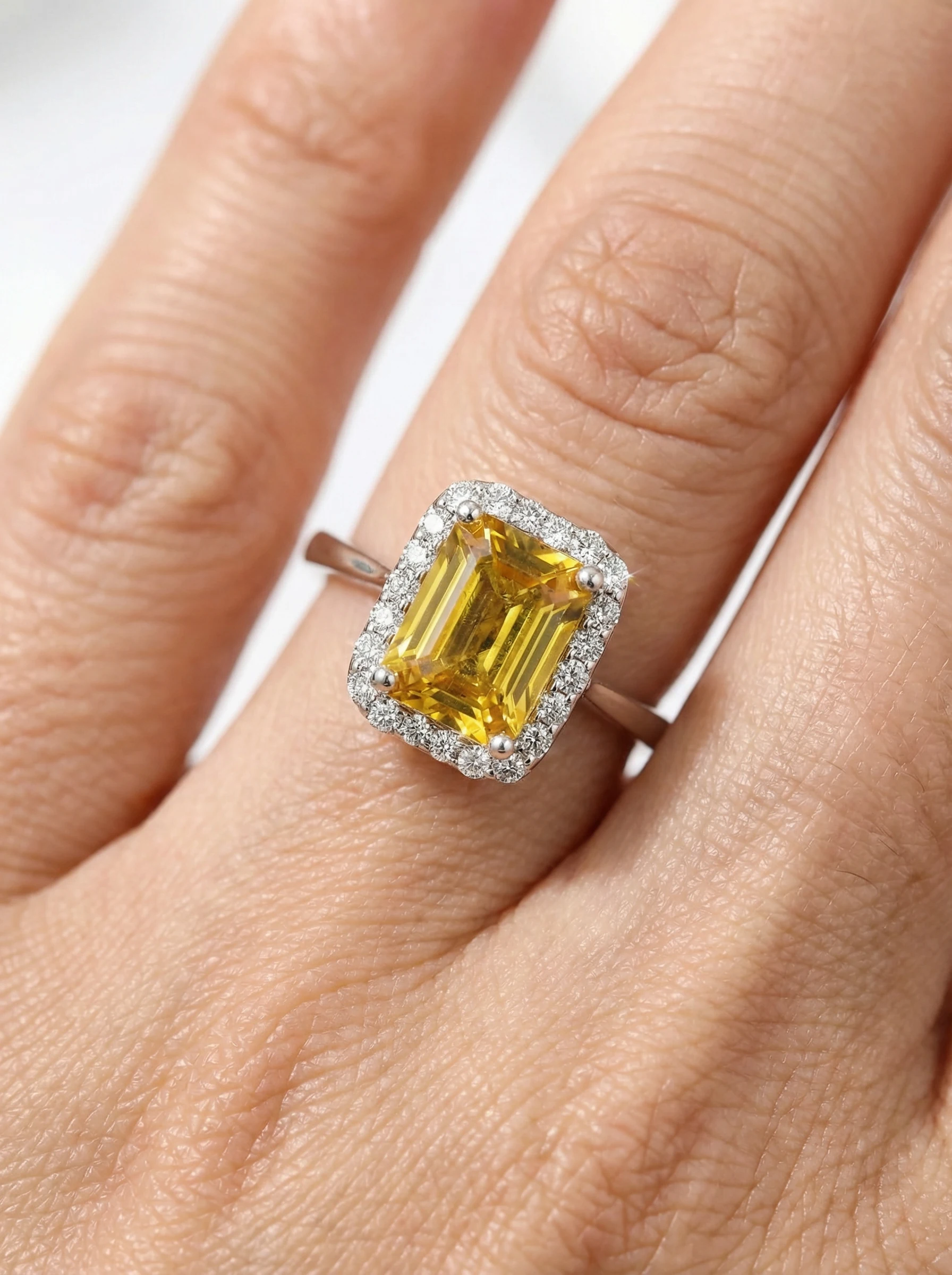 Sortija de Diamante y Zafiro Amarillo “ALYA”. Diamantes naturales.2 Sortija de Diamante y Zafiro Amarillo “ALYA”. Diamantes naturales.2