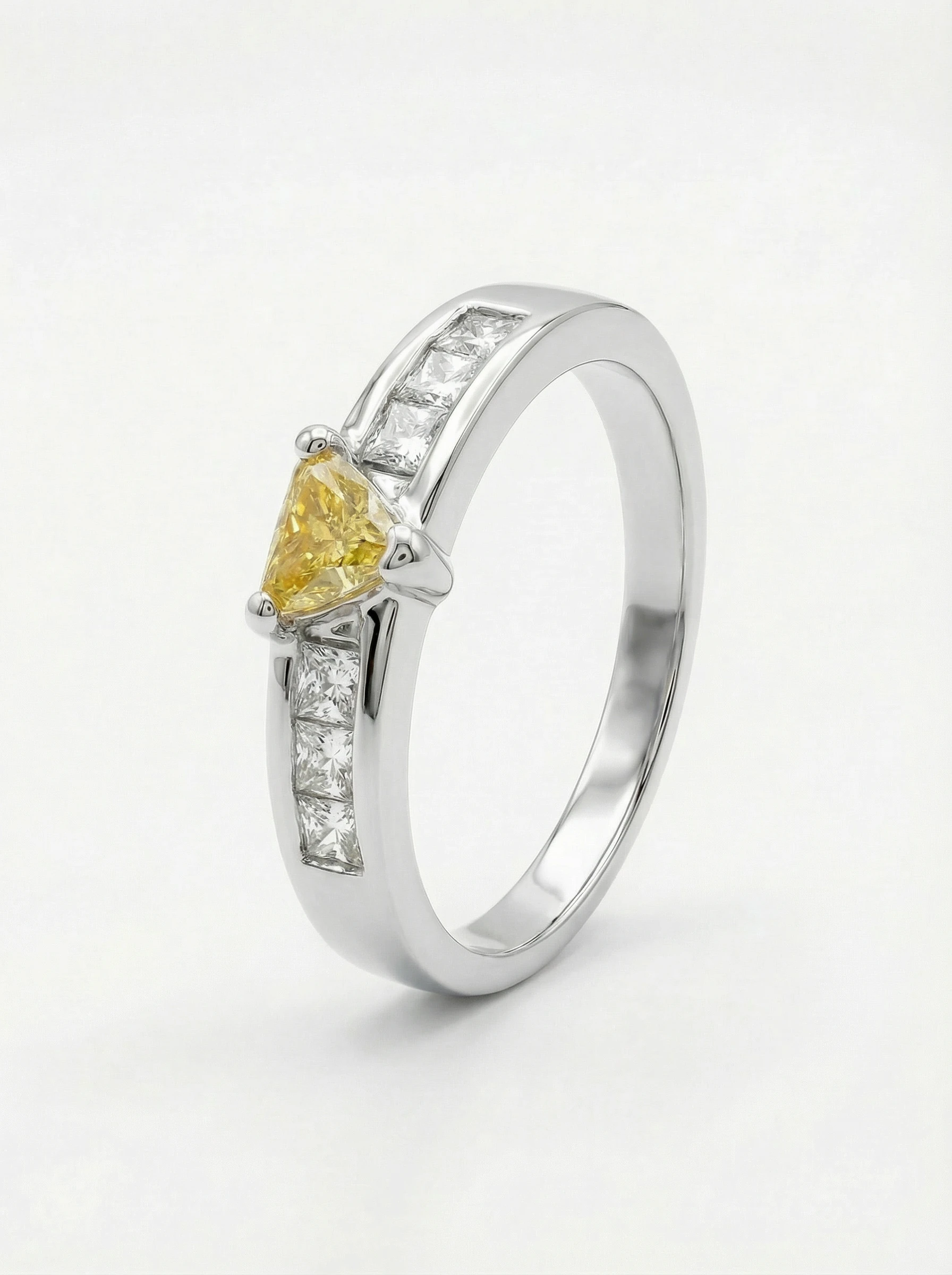 Sortija de Diamante y Zafiro Amarillo “orithar”. Diamantes naturales.2 Sortija de Diamante y Zafiro Amarillo “orithar”. Diamantes naturales.2