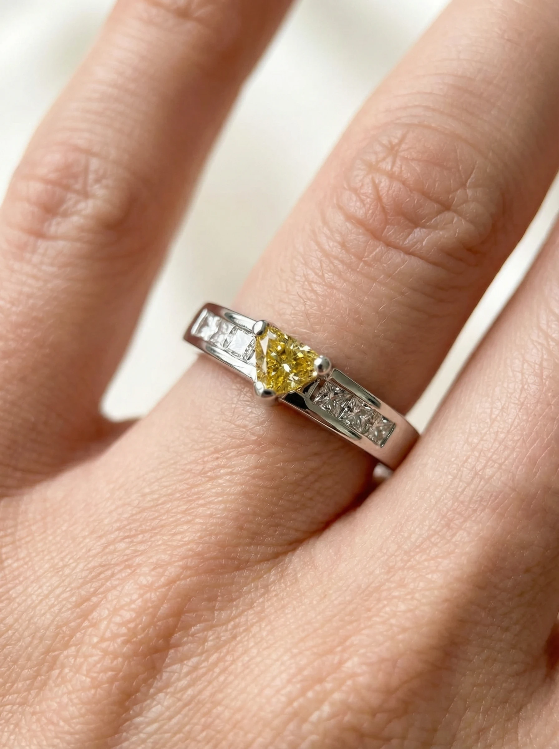 Sortija de Diamante y Zafiro Amarillo “orithar”. Diamantes naturales.3 Sortija de Diamante y Zafiro Amarillo “orithar”. Diamantes naturales.3