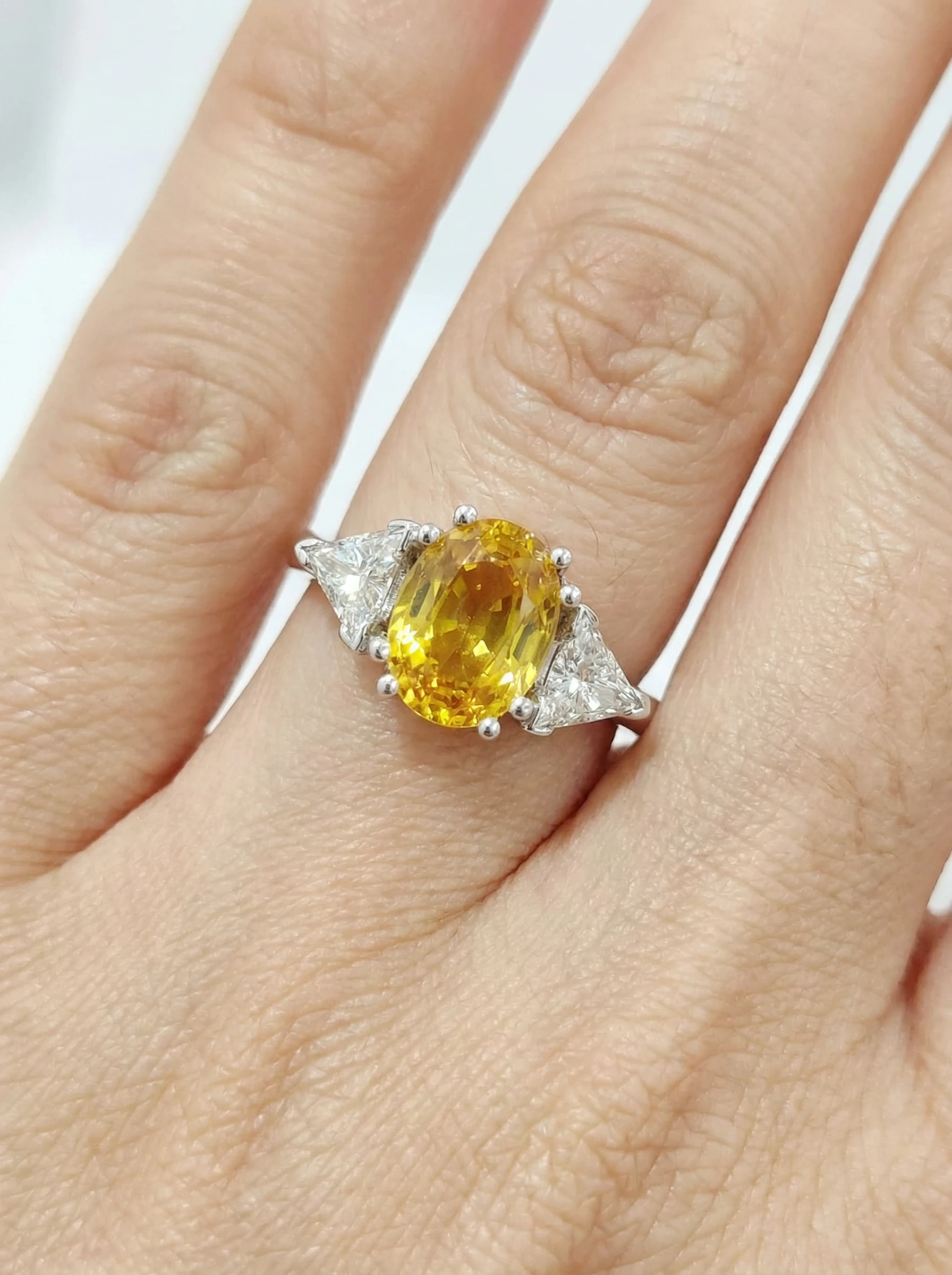 Sortija de Diamante y Zafiro Amarillo “xyron”. Diamantes naturales.1 Sortija de Diamante y Zafiro Amarillo “xyron”. Diamantes naturales.1